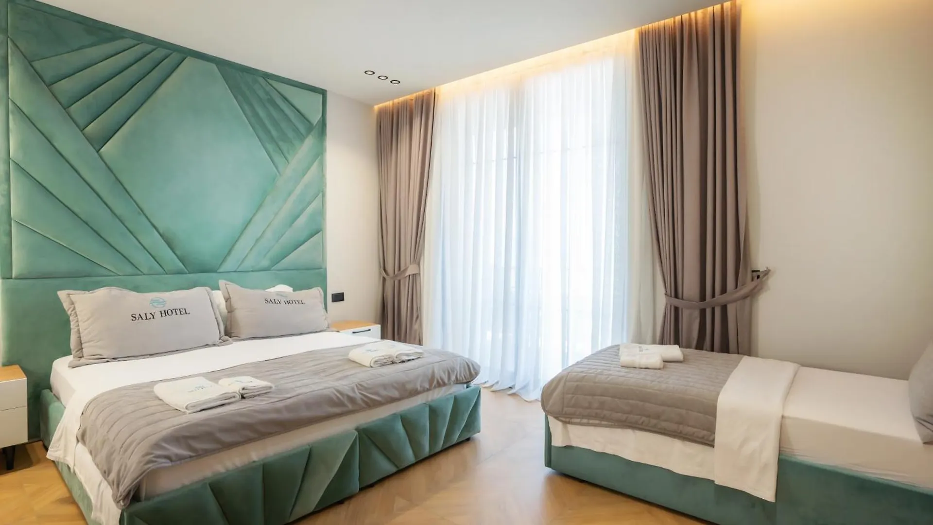 Hotel Saly Durres 0*,