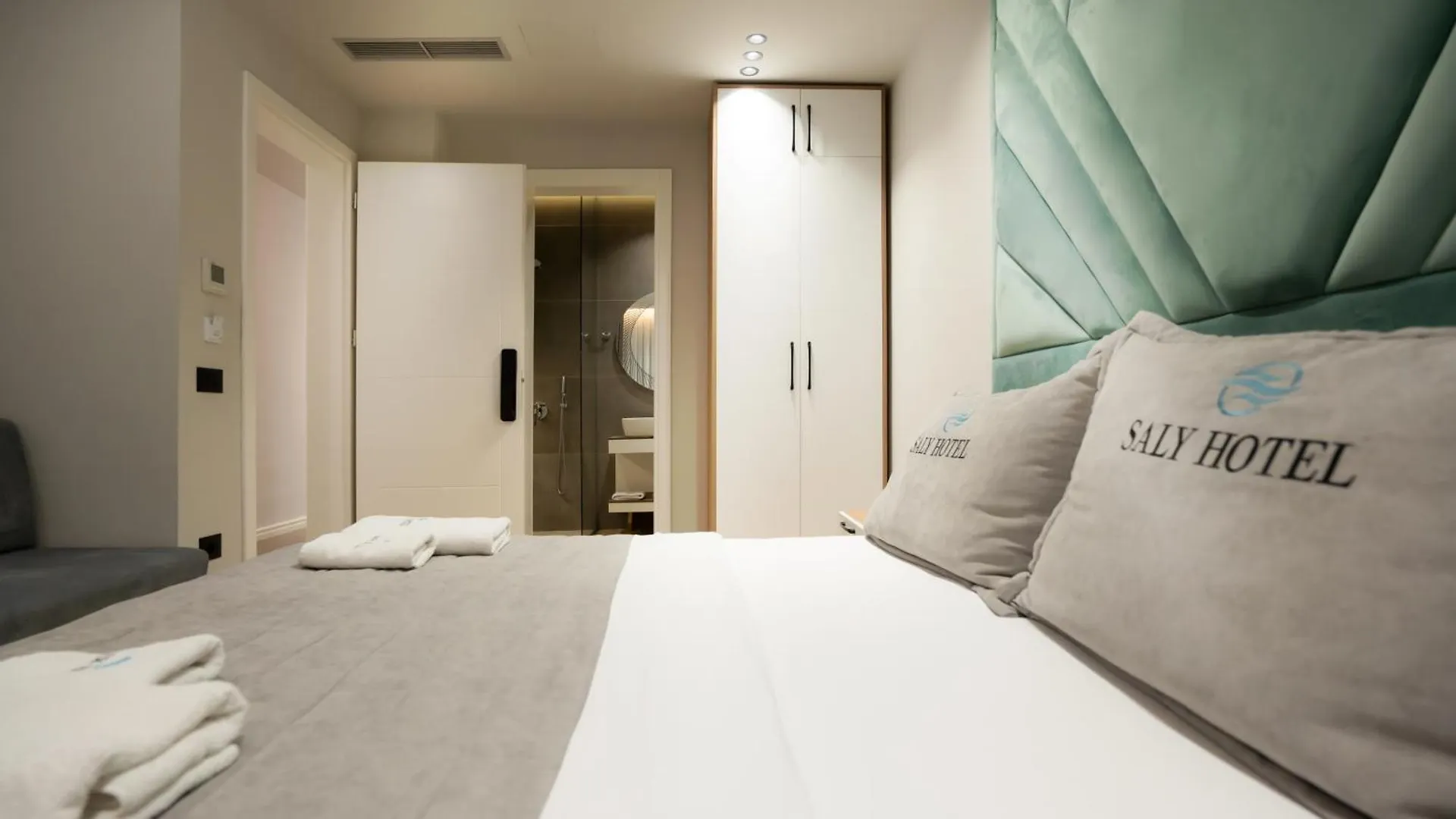 Hotel Saly Durres 0*,