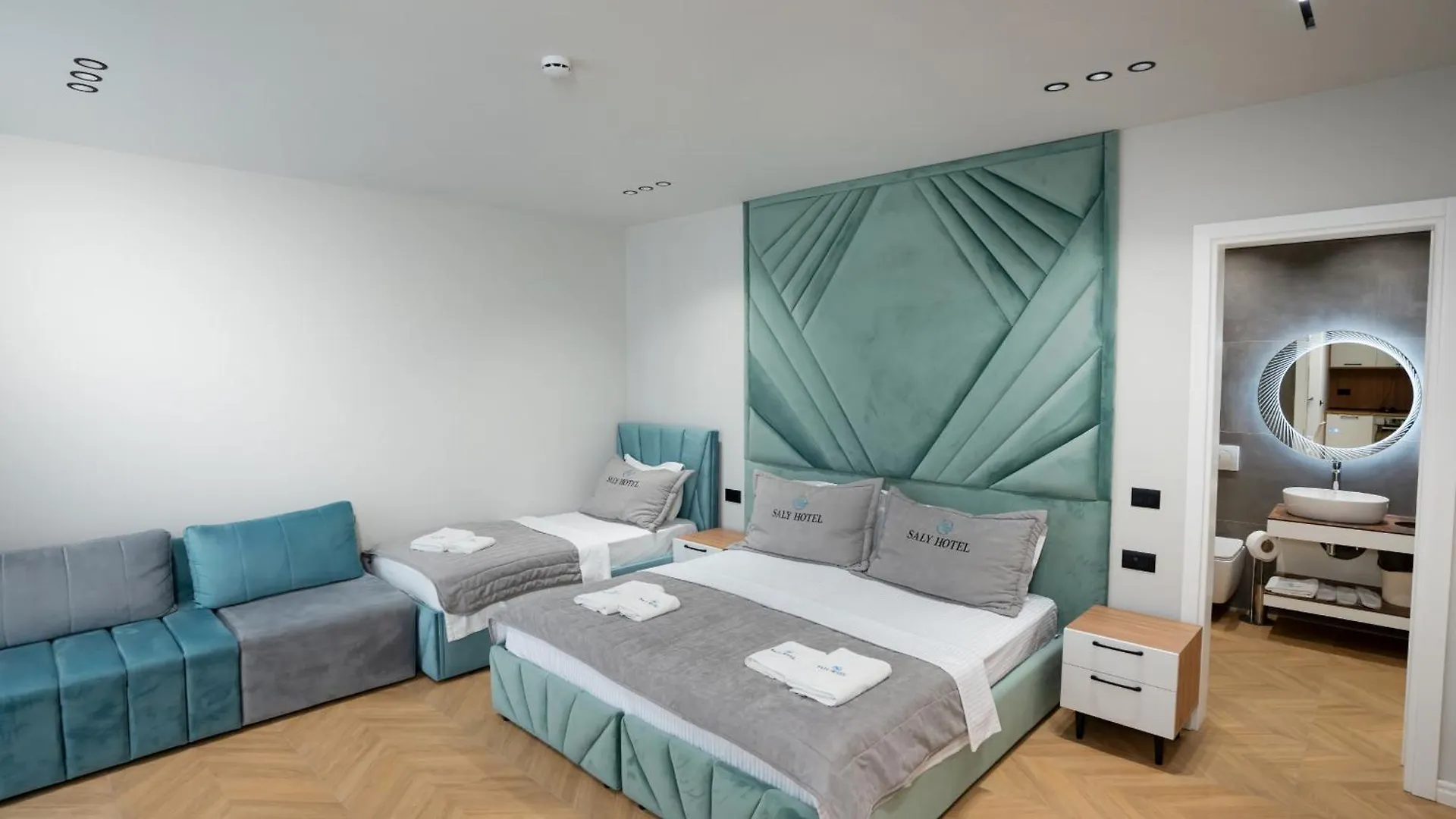 Hotel Saly Durres 0*,